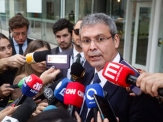 “Vão continuar com boné do Trump?”, questiona líder do PT pós-tarifas