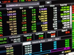 Ibovespa fecha acima dos 141 mil pela 1ª vez e renova máximas, mas com pouca liquidez