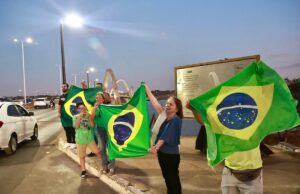 Apoiadores de Bolsonaro fazem buzinaço contra Lula e Moraes. Vídeo