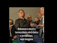 Bolsonaro mostra tornozeleira eletrônica a jornalistas; veja imagens