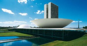 Continuísmo e descrédito da classe política