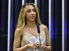 Erika Hilton aciona STF contra Eduardo Bolsonaro por atuação nos EUA