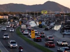 Maré alta invade rodovias em Florianópolis e provoca trânsito intenso