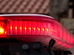 Mulher desfere golpes em servidores após corte do Bolsa Família. Vídeo