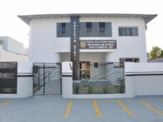 Homem é preso por agredir ex-companheira e fazer ‘quebradeira’ em carro