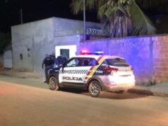 Mulher é executada com vários disparos e homem fica ferido após trio invadir residência com carro para matá-los