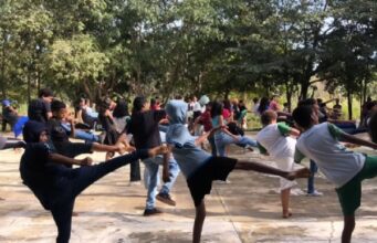 Projeto ensina primeiros passos de capoeira a alunos da Apae e escolas públicas de Cuiabá