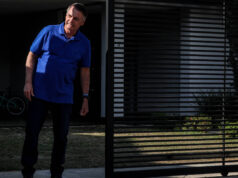 Veja foto: Bolsonaro acena em primeiro dia sob vigilância – 27/08/2025 – Brasília Hoje