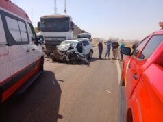 Homem fica preso às ferragens após acidente entre duas carretas e carro