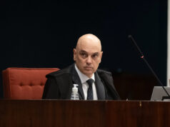 Moraes manda defesa dizer se Bolsonaro quer receber Tarcísio e Celina