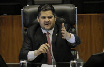 Alcolumbre tenta debelar obstrução e chama reunião de líderes