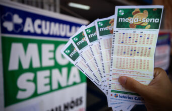 Mega-Sena acumula e prêmio vai a R$ 55 milhões. Confira os números