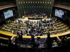 Câmara aprova urgência de PL contra “adultização”