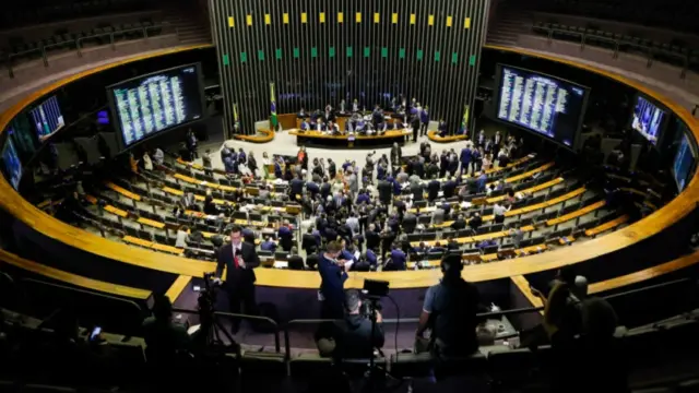 Plenario-CamaraDosDeputados-ReformaTributaria-224-848x477-1.webp
