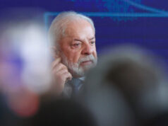 “Homem que tem dignidade não rasteja”, diz Lula sobre ligar para Trump