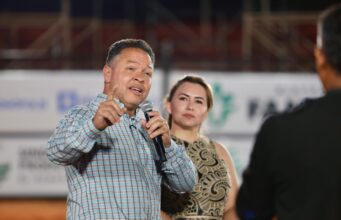 Prefeitura de Rondonópolis | Prefeito prestigia abertura do rodeio e homenageia homem do campo