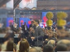 Vídeo: Eduardo Leite canta La Vie En Rose durante Festival em Gramado