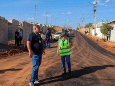 Prefeita vistoria andamento de projeto que está mudando a realidade do bairro