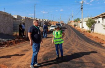 Prefeita vistoria andamento de projeto que está mudando a realidade do bairro