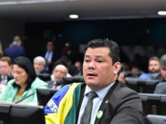 Deputado pede expulsão do senador Romário do PL
