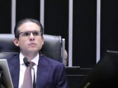 Centrão aconselha Motta a contar faltas de Eduardo Bolsonaro