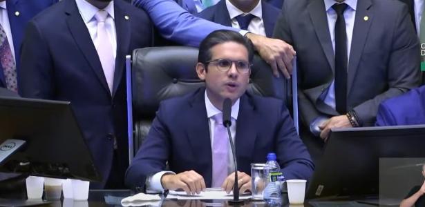 o-presidente-da-camara-dos-deputados-hugo-motta-republicanos-pb-consegue-abrir-sessao-apos-bloqueio.jpeg