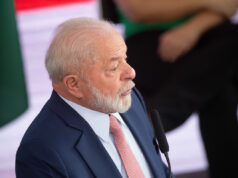 Em meio a julgamento de Bolsonaro, Lula cita Fux durante cerimônia