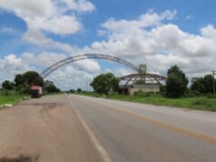 Jovem escapa de execução enquanto ajudava pai coletando sucatas na rua