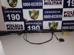 Marido e sogro agridem mulher após discussão; vítima entrega arma do marido à polícia