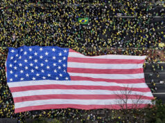Manifestação tem bandeira gigante dos EUA e pedido por anistia