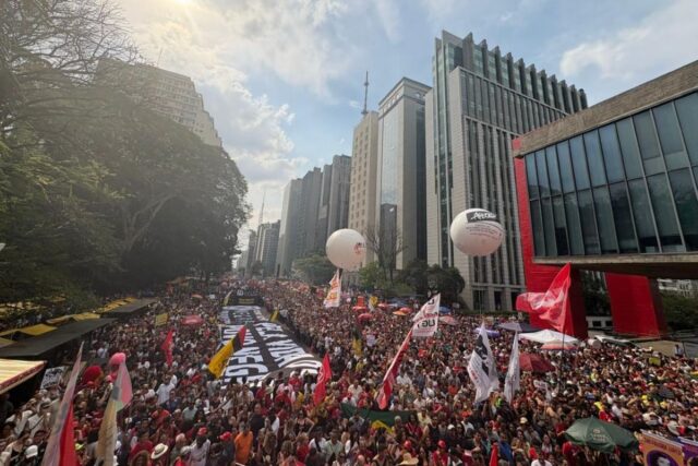 ATO-NA-PAULISTA-COM-PRESENCA-DE-ARTISTAS-E-POLITICOS-DE-ESQUERDA-CONTRA-PEC-DA-BLINDAGEM-E-ANISTIA-M.jpeg