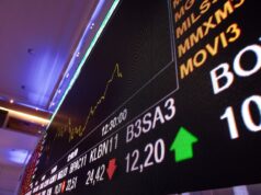 Como investir em ações após a manutenção da Selic em 15% ao ano?