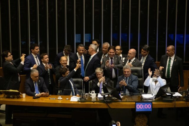 Deputados-da-oposicao-ocupam-a-Mesa-do-Plenario-da-Camara-1.jpeg