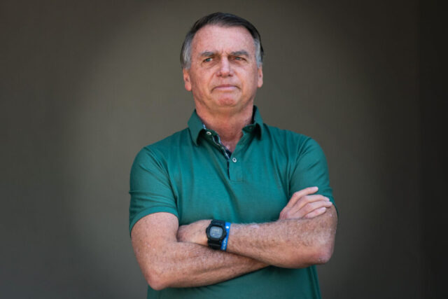 Em-prisao-domiciliar-o-ex-presidente-Jair-Bolsonaro-cumpre-medida-restritiva-em-sua-residencia-em-Br.jpeg