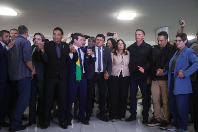 Ex-presidente-Jair-Bolsonaro-chega-ao-Congresso-Nacional-para-reuniao-com-parlamentares-aliados-no-g.jpeg