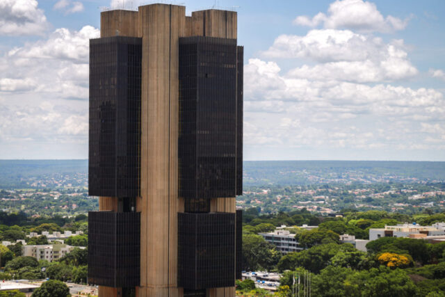 Fachada-do-edifiCC81cio-sede-do-Banco-Central-do-Brasil-em-BrasiCC81lia-MetroCC81poles-2-1200x.jpeg