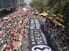 Ato na Paulista tem cartazes contra anistia, blindagem e escala 6 X 1