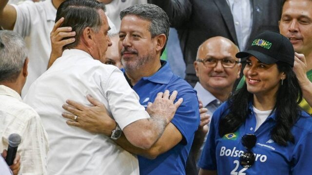 JAIR-BOLSONARO-ARTHUR-LIRA-Mauro-Pimentel-AFP.jpg