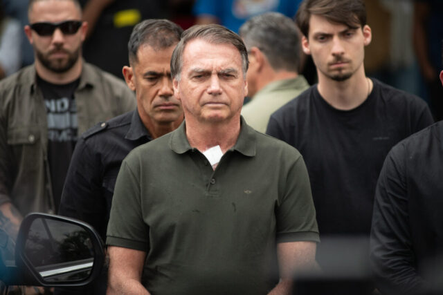 Jair-Bolsonaro-deixou-o-Hospital-DF-Star-em-Brasilia-onde-realizou-um-pequeno-procedimento-dermatolo.jpeg