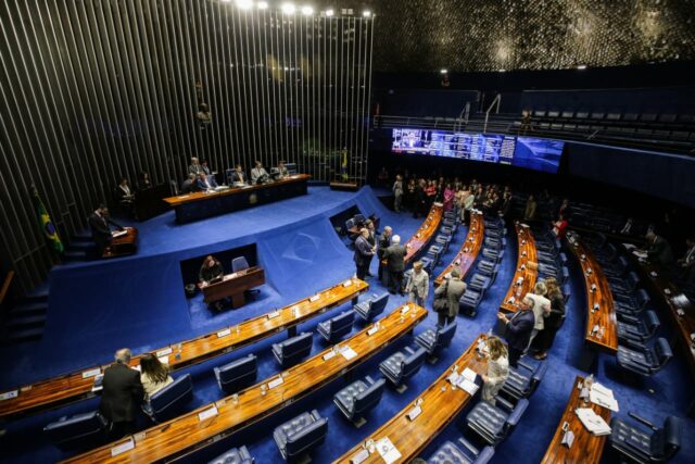 Senadores-iniciam-sessao-que-discute-o-projeto-de-lei-no-2.628-chamado-de-ECA-Digital-que-cria-regra.jpeg