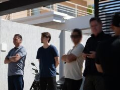Vigiado por policiais, Bolsonaro aparece no jardim junto a Jair Renan
