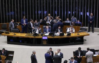 Deputados se desculpam por votarem a favor da PEC da Blindagem