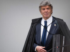 Após mais de 12h, Fux vota pela absolvição de Bolsonaro e 5 réus