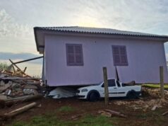 Casa vai parar em cima de carro durante temporal com granizo em SC