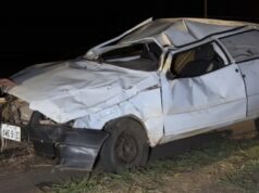 Mulher e filha de um ano ficam feridas após Uno capotar em curva de serra