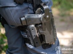 Homem agride esposa, tenta atacar PMs com foice e foge após ser atingido por disparo