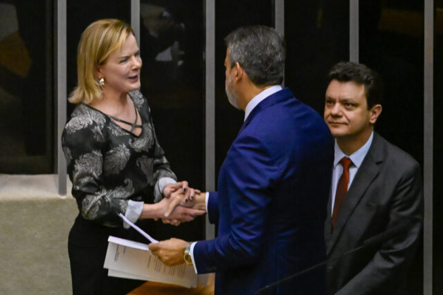 A-Camara-dos-Deputados-vota-projeto-que-preve-a-isencao-do-Imposto-de-Renda-para-contribuintes-com-r.jpeg