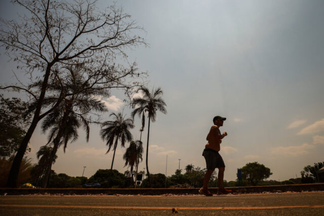 Com-recordes-de-calor-e-seca-brasilienses-tentam-se-proteger-do-sol-enquanto-outros-se-arriscam-com.jpeg