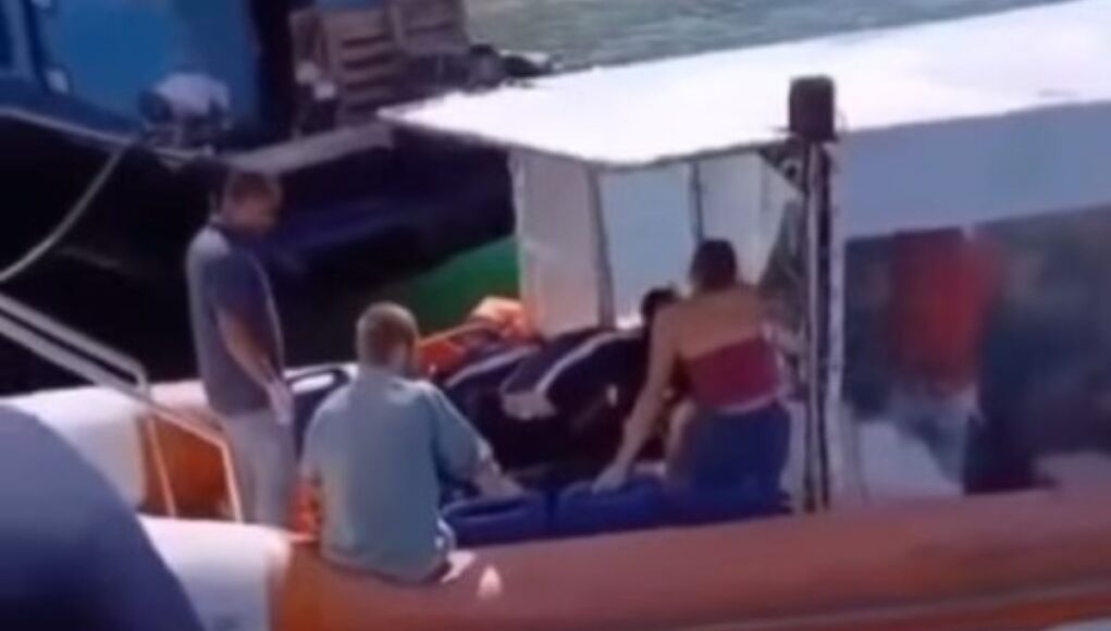 Embarcacao-com-21-pessoas-naufraga-em-Angra-dos-Reis-RJ.-Video.jpg