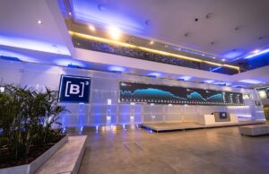Ibovespa recua com realização de lucros, mas Vale e Embraer atenuam perda